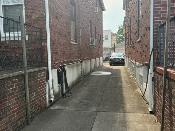 1572 East 28th Street image 2 of 5