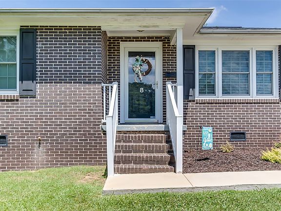 4th image of 8 Pine Tree Dr