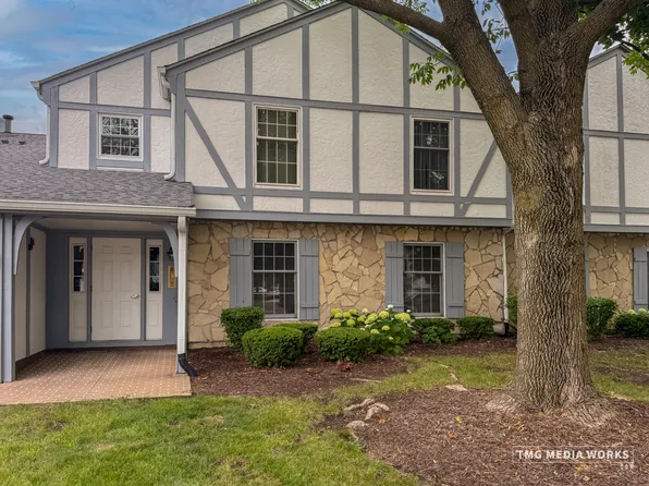 2163 Lancaster Cir APT 202-B, Naperville, IL 60565