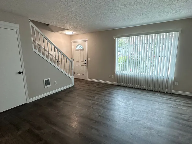 3327 Rockingham Ct NE — Photo 5