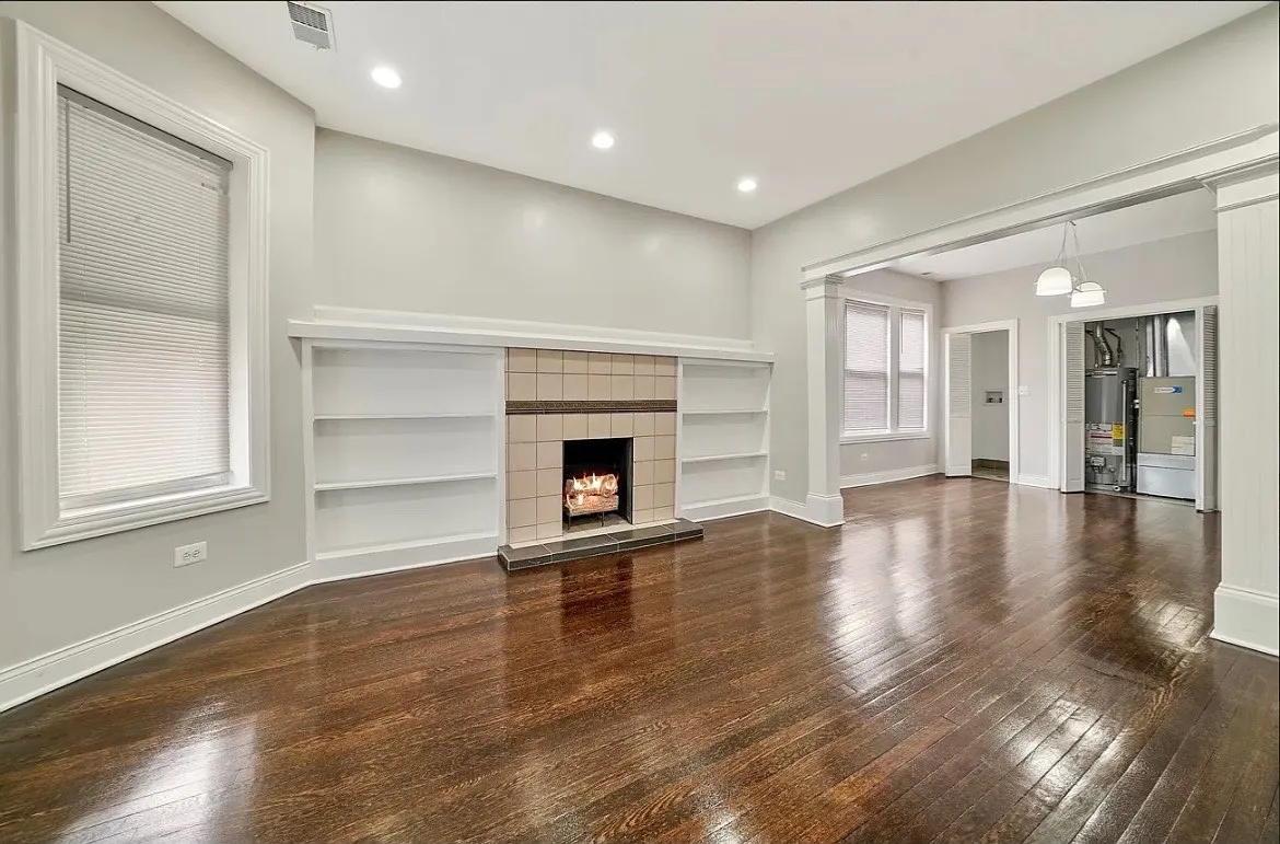 Building Photo - 8008 S Green St #2