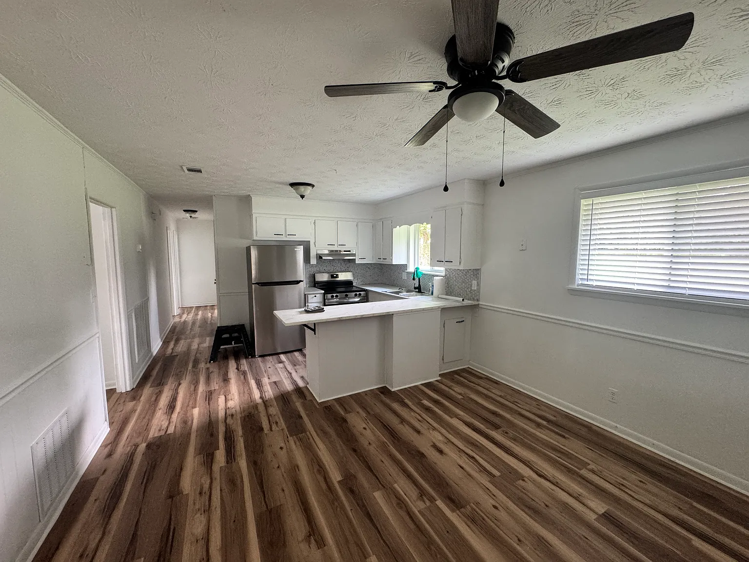 3 bed, 1.5 bath, 1236 sqft, $1,600 — Photo 2