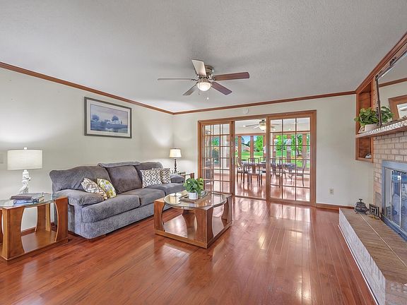 3rd image of 104 Cooper Dr