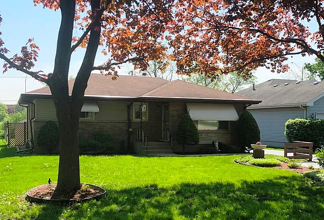 225 Village Rd photo 1