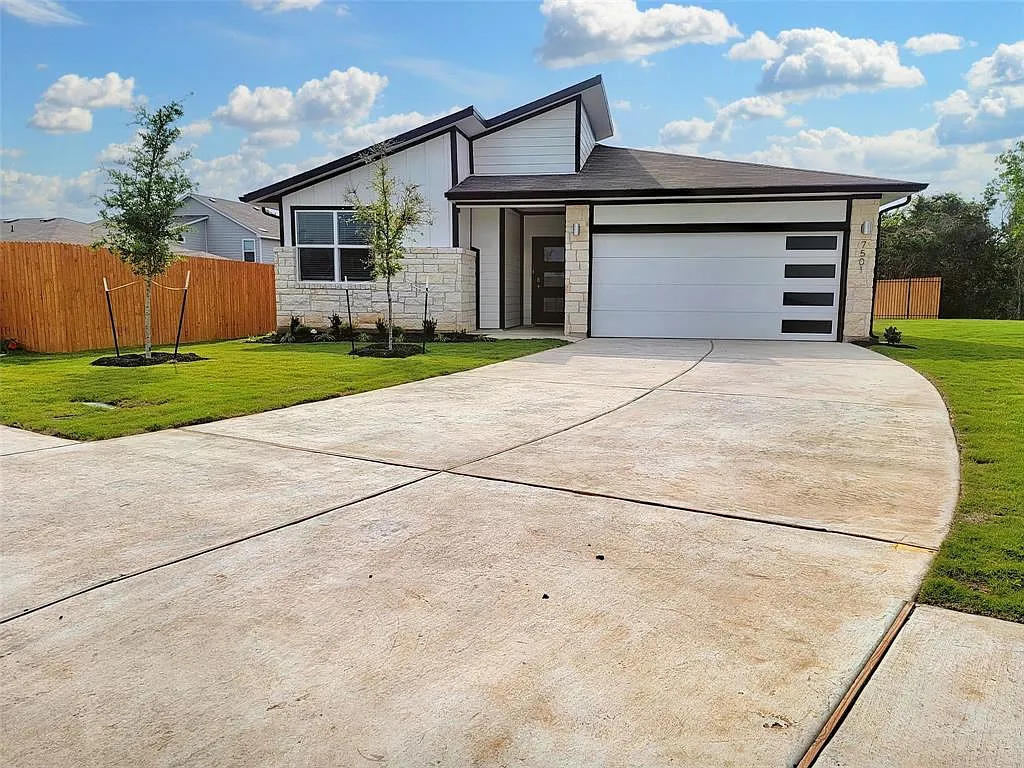 4 bed, 2.0 bath, 2125 sqft, $2,585 — Photo 1