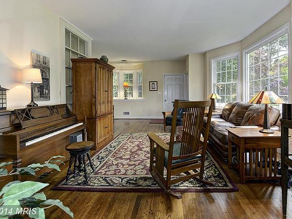 3rd image of 10317 Detrick Ave