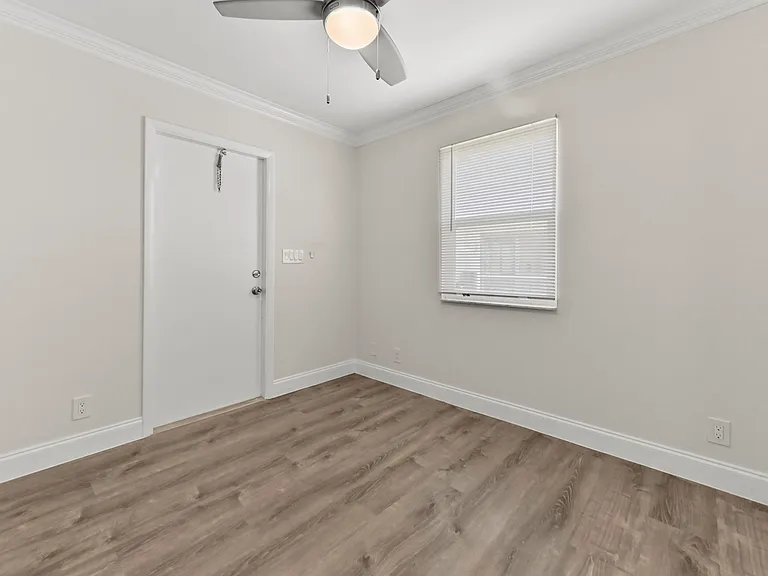 717 SW 16th St — Photo 17