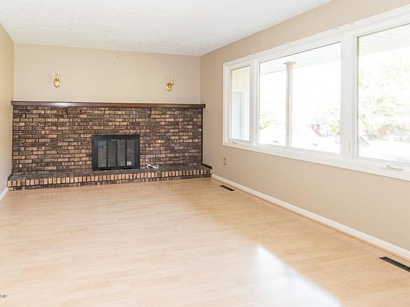 4th image of 2610 Thayer Ave