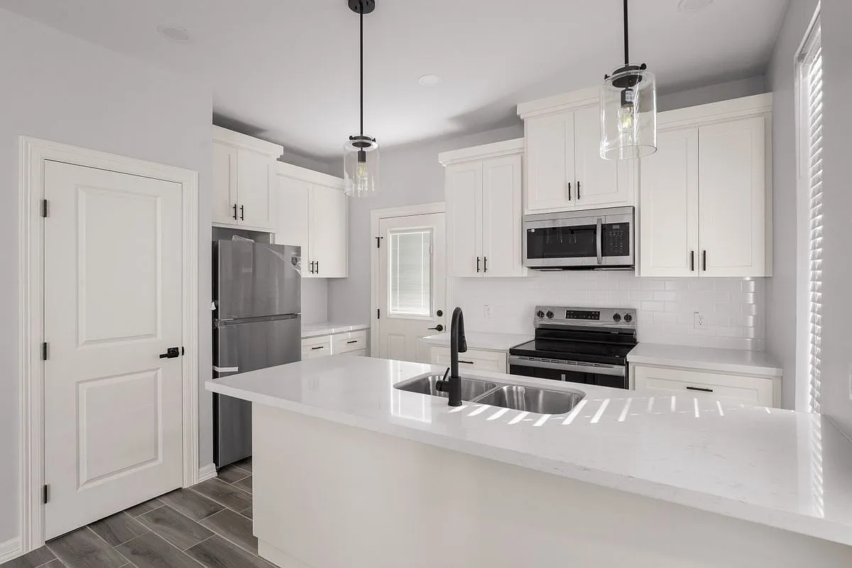 3 bed, 2.0 bath, 1100 sqft, $1,300 — Photo 2