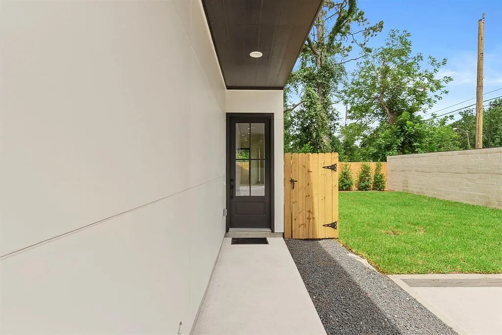 3 bed, 2.5 bath, 1820 sqft, $2,600 — Photo 2