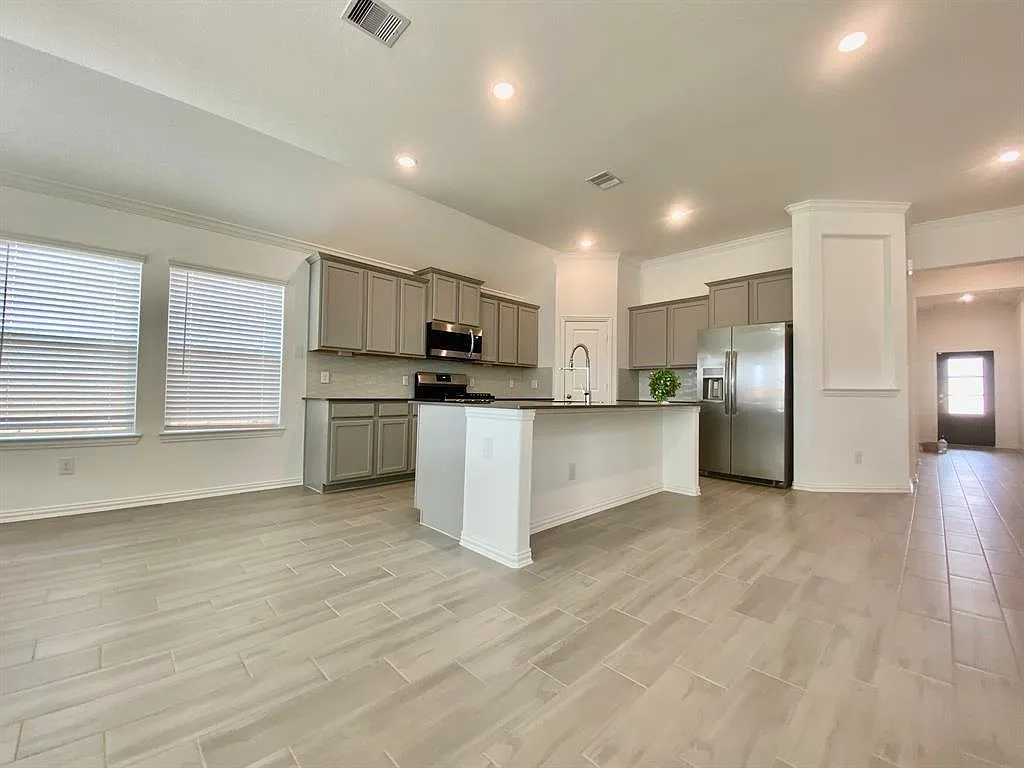 4 bed, 3.5 bath, 2413 sqft, $2,800 — Photo 3