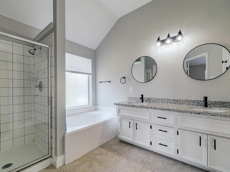 2116 Breezeway Ln — Photo 8