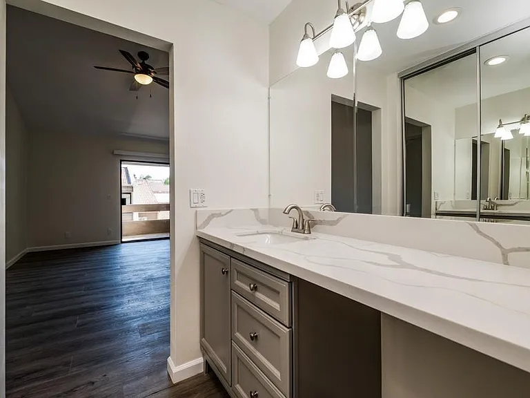 5800 Owensmouth Ave #14 — Photo 14