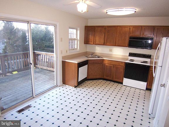 4th image of 1336 Foxglove Sq