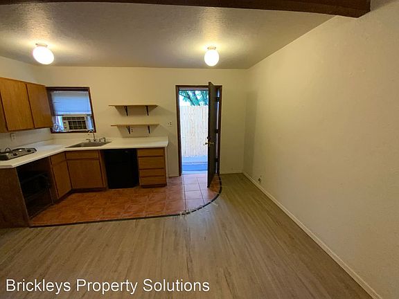 5th image of 821 1/2 Girard Ct NE