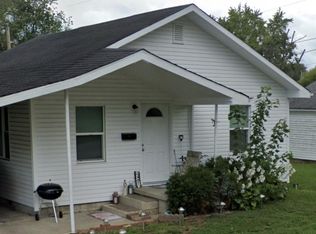 901 W Fackney St, Carmi, IL 62821