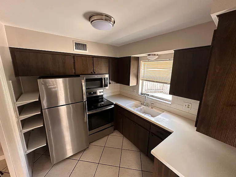 702 Heritage Ln — Photo 22