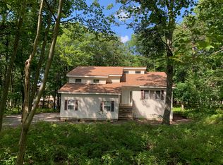 218 Maple Ridge Dr, Lords Valley, PA 18428