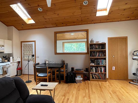 South wall - Entrance, Dining area and Closet