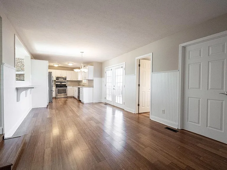 11704 Cameron Dr — Photo 18