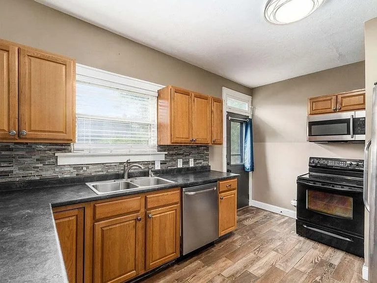 2339 Summit St — Photo 42