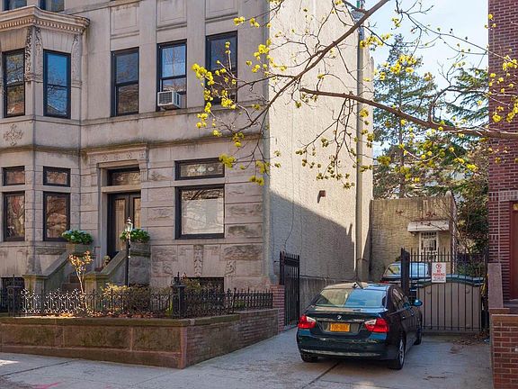 2nd image of 536 4th St #Townhouse