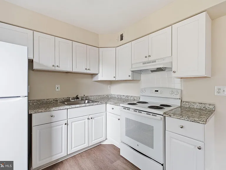 3927 Pennsylvania Ave SE #201 — Photo 5
