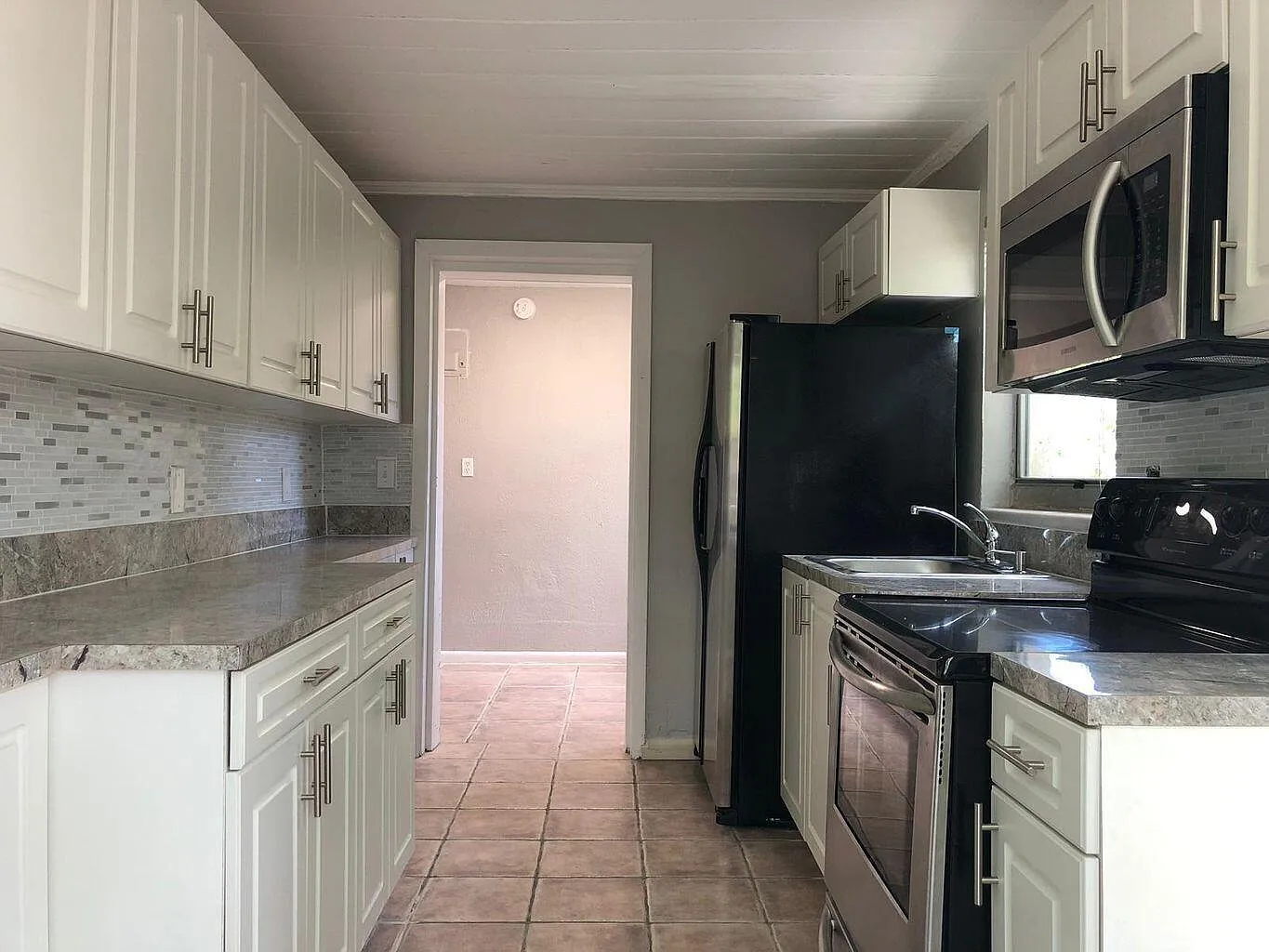 1 bed, 1.0 bath, 1756 sqft, $1,000 — Photo 2