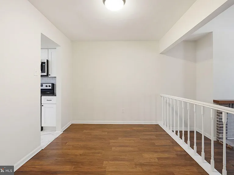 204 Livingston Ct — Photo 9