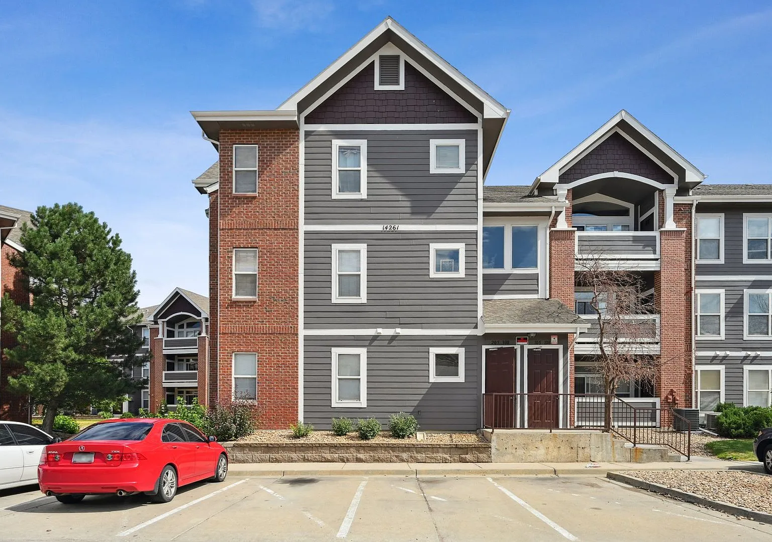 3 Bedroom Condo in Aurora — Photo 1