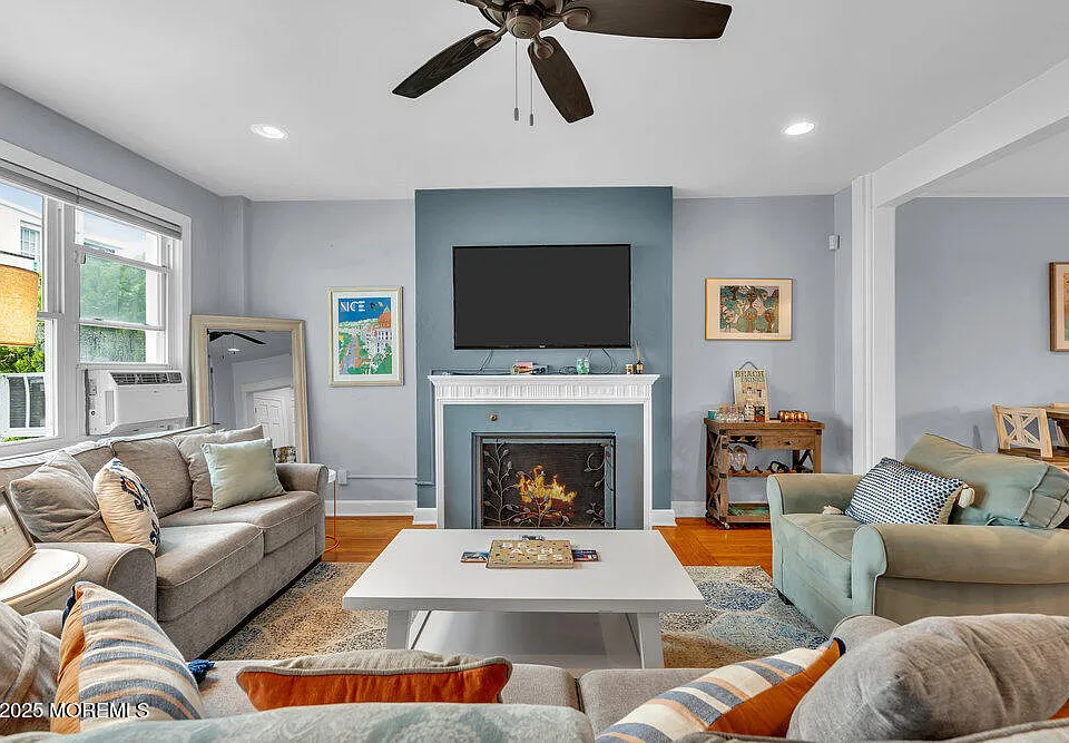 8 Deal Lake Ct