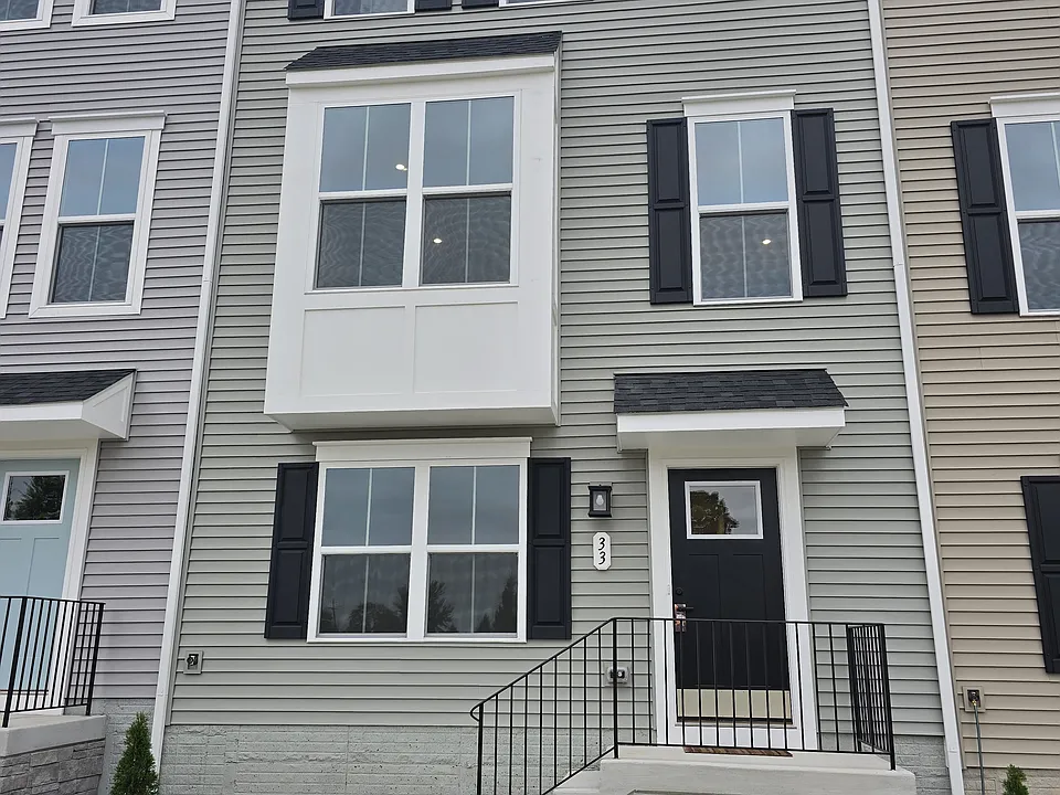 33 Oasis Ave