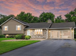 W227N2573 Meadowood Ln, Waukesha, WI 53186