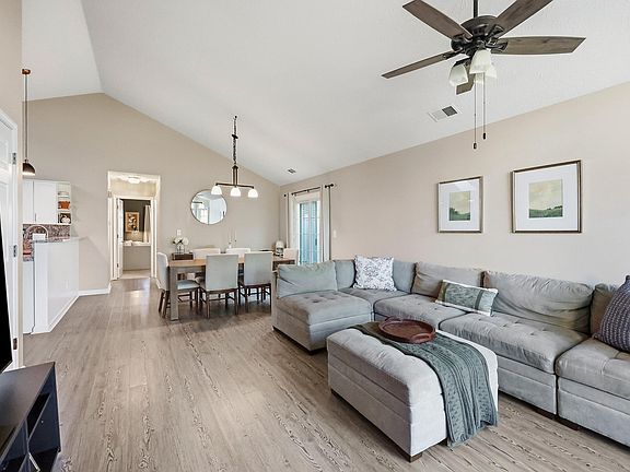 3rd image of 102 Timberwood Trce