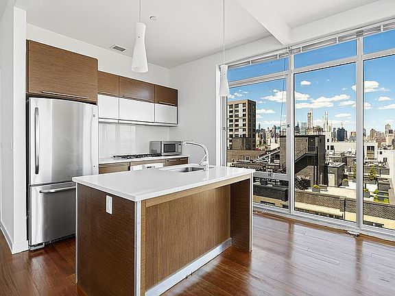 5th image of 4117 Crescent St APT 12F