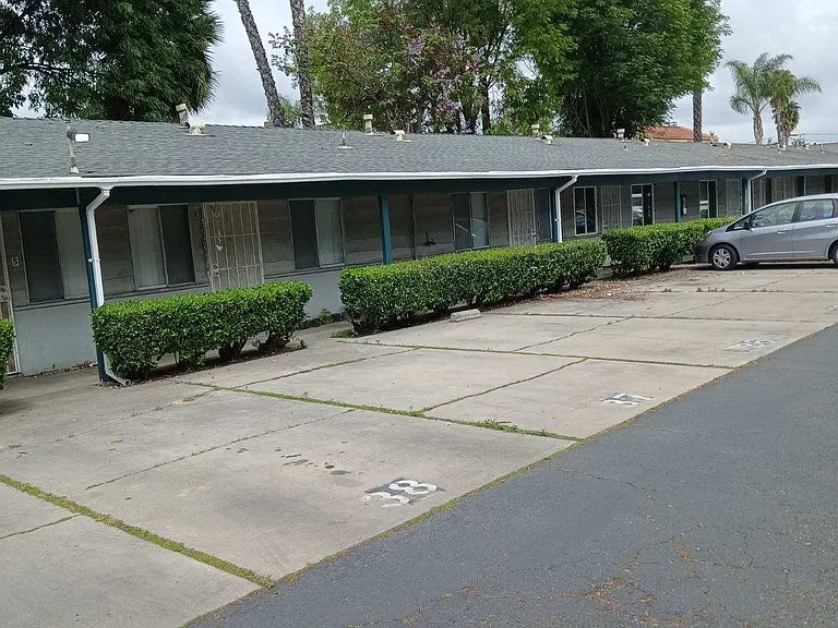 N Mollison Ave — Photo 1