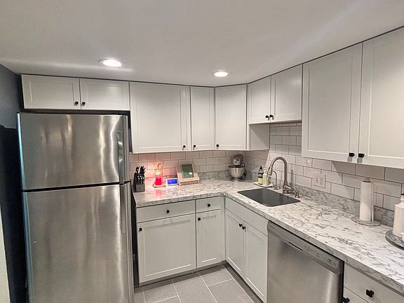 4th image of 10 Carriage Dr APT 6