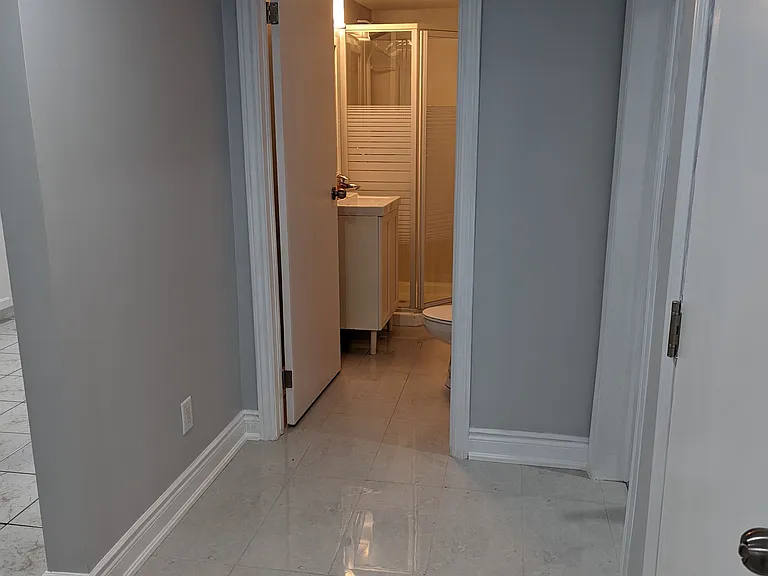 160 McMurchy Ave S — Photo 7