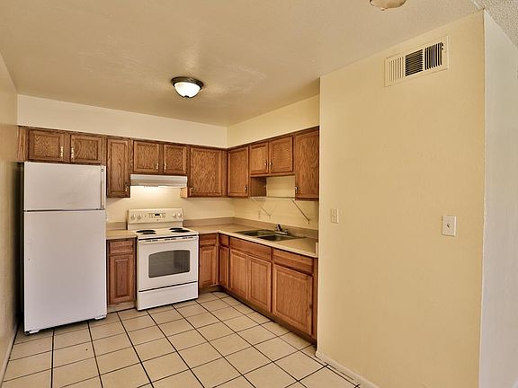 5th image of 2727 E Marconi Ave APT 3