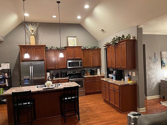 4th image of 821 Marquette Ln
