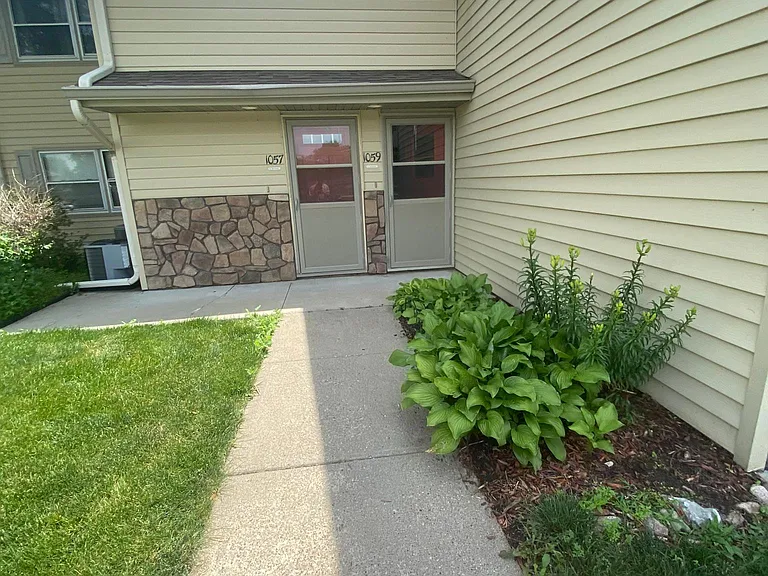 1059 NW Greenwood St — Photo 3