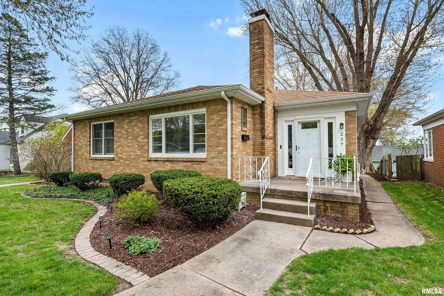 237 Brown St photo 1