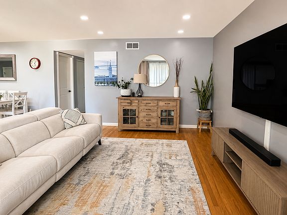 3rd image of 6308 Honeysuckle Dr