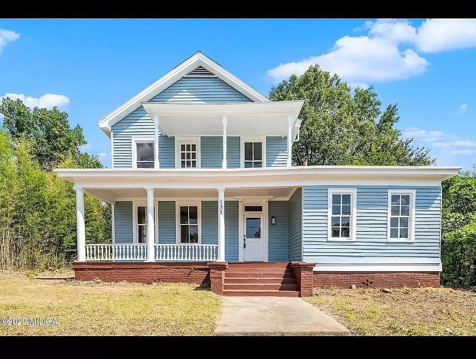 Front of 3-unit home