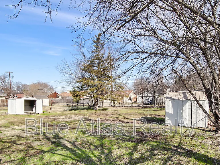 702 Catherine Ln — Photo 22