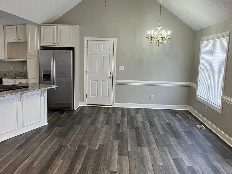 317 Primrose Ln — Photo 4