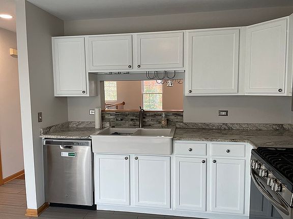 3rd image of 935 Manchester Cir