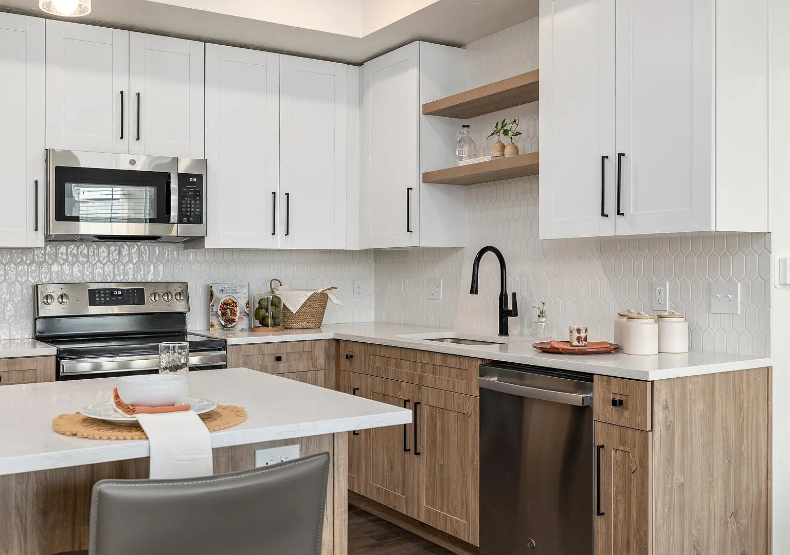 Olivia Apartments — Photo 1