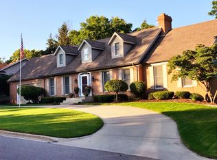 402 Skyview Dr, Middlebury, IN 46540