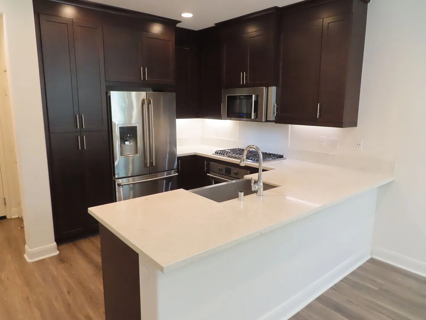 Immaculate Three bedroom Townhome in Gated Community — Photo 4